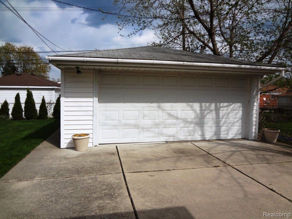 24596 Roxana Avenue Eastpointe, MI 48021 - Photo 11 of 13 Garage.JPG
