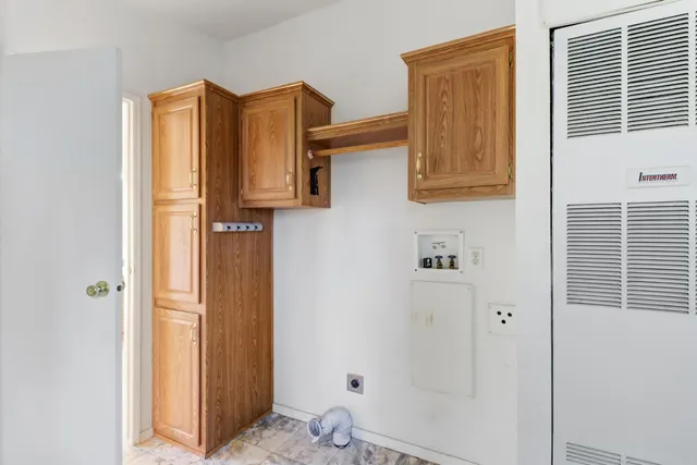 a view of yard with tree