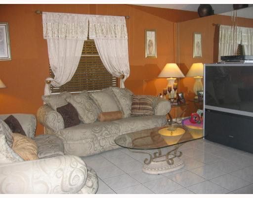 3559 West 74th Place Hialeah, FL 33018 - Photo 2 of 14 Living Room