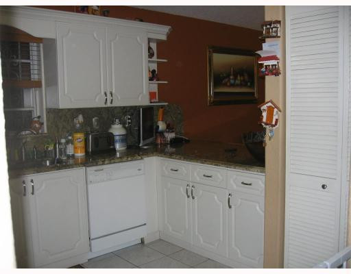 3559 West 74th Place Hialeah, FL 33018 - Photo 3 of 14 Kitchen
