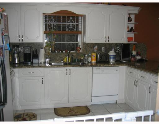 3559 West 74th Place Hialeah, FL 33018 - Photo 4 of 14 Kitchen
