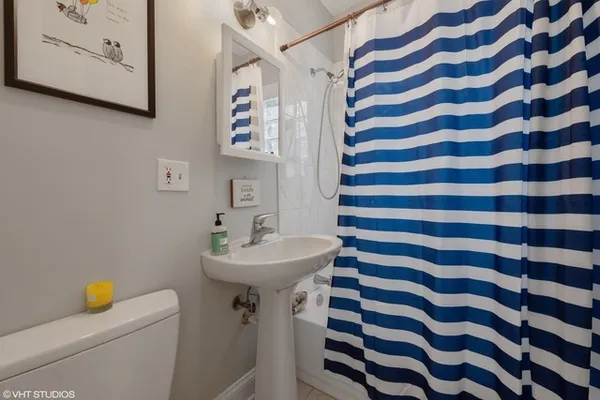 $3,600 | 2224 West Melrose Street, Unit 1, Chicago, IL 60618