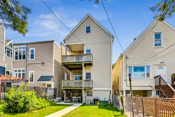 $3,600 | 2224 West Melrose Street, Unit 1, Chicago, IL 60618