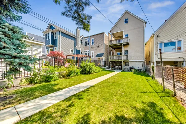 $3,600 | 2224 West Melrose Street, Unit 1, Chicago, IL 60618