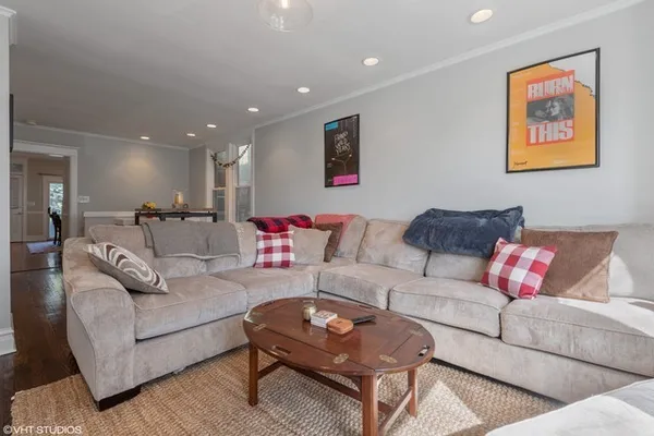 $3,600 | 2224 West Melrose Street, Unit 1, Chicago, IL 60618