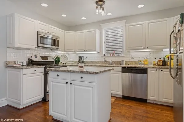 $3,600 | 2224 West Melrose Street, Unit 1, Chicago, IL 60618