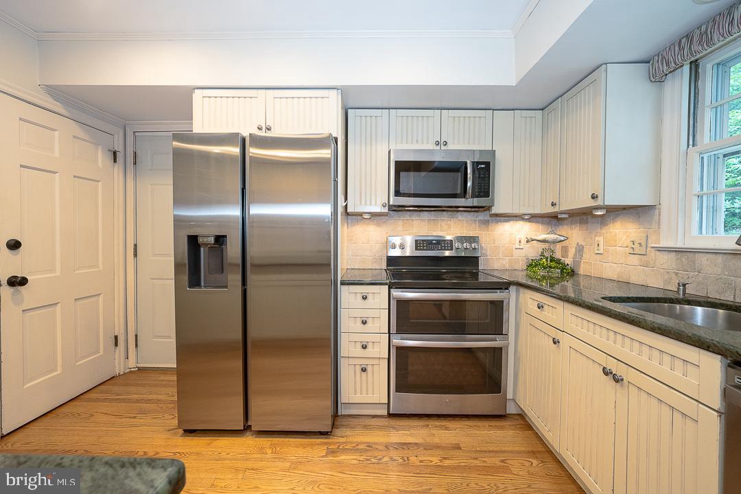749 Mancill Road Wayne, PA 19087 - Photo 11 of 34 a kitchen with a refrigerator stove and microwave