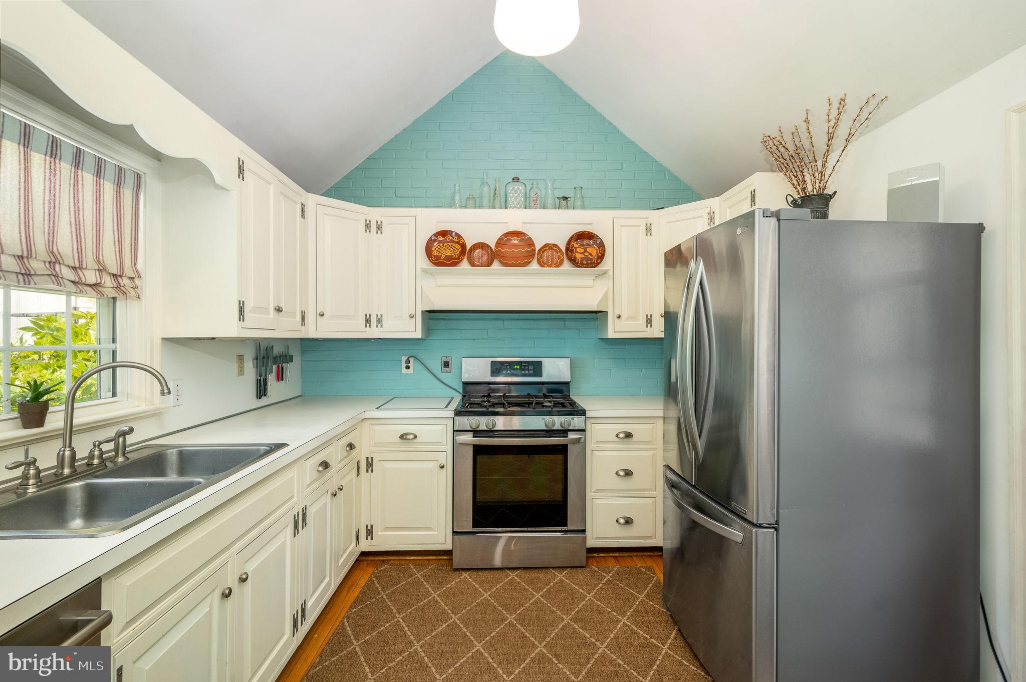 7 Devon Road Malvern, PA 19355 - Photo 13 of 35 Vaulted ceiling in kitchen!