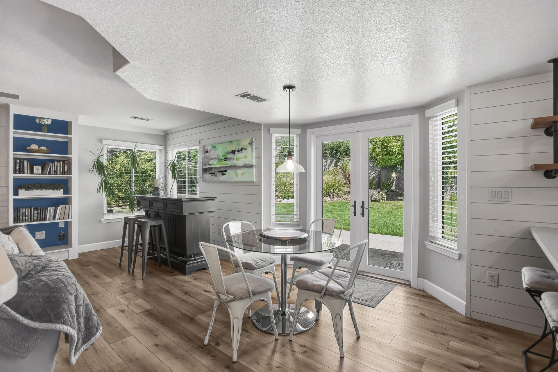 985 River Bend Road Redding, CA 96003 - Photo 18 of 66 Dining Area