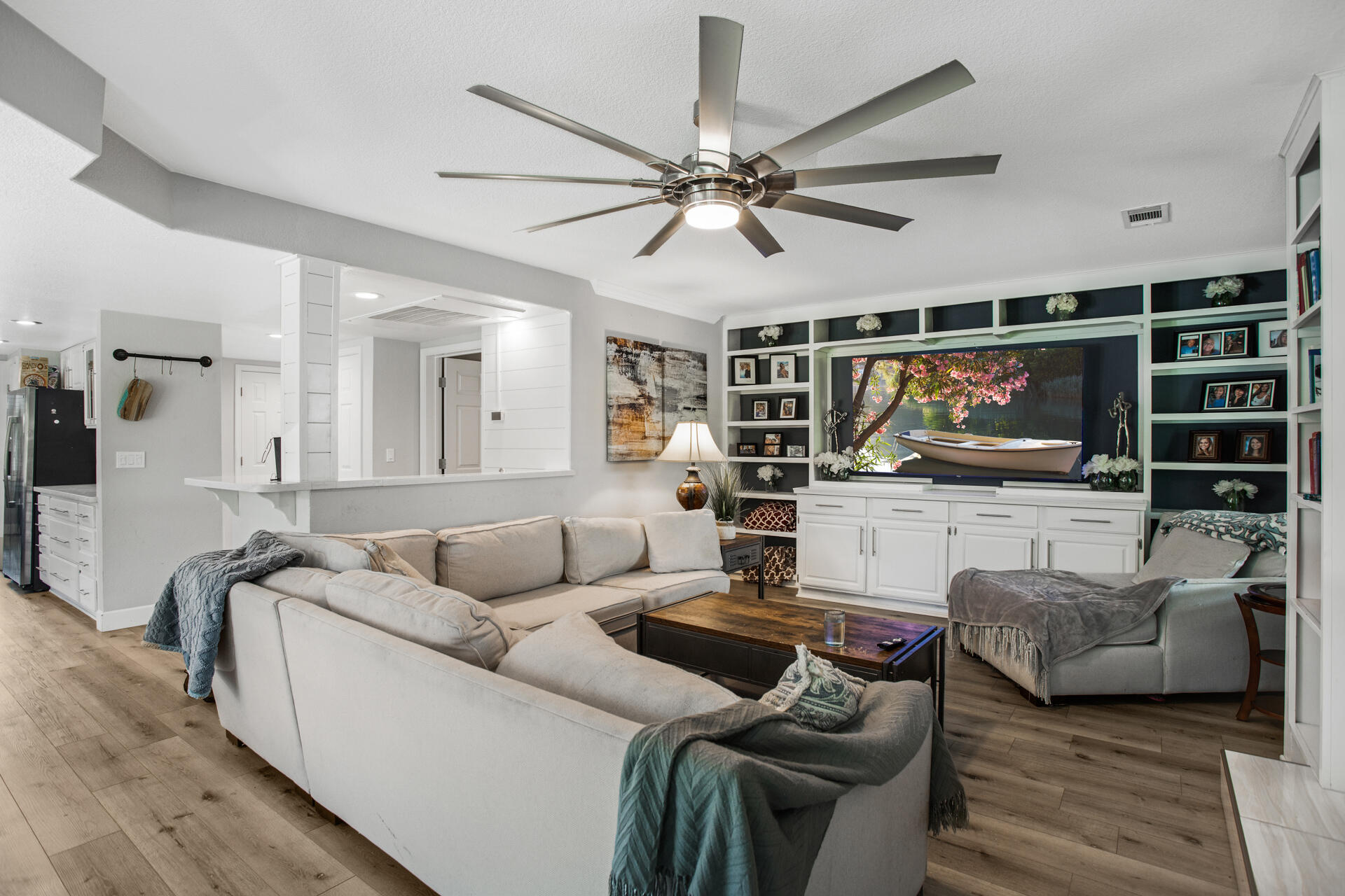 985 River Bend Road Redding, CA 96003 - Photo 19 of 66 Living Room
