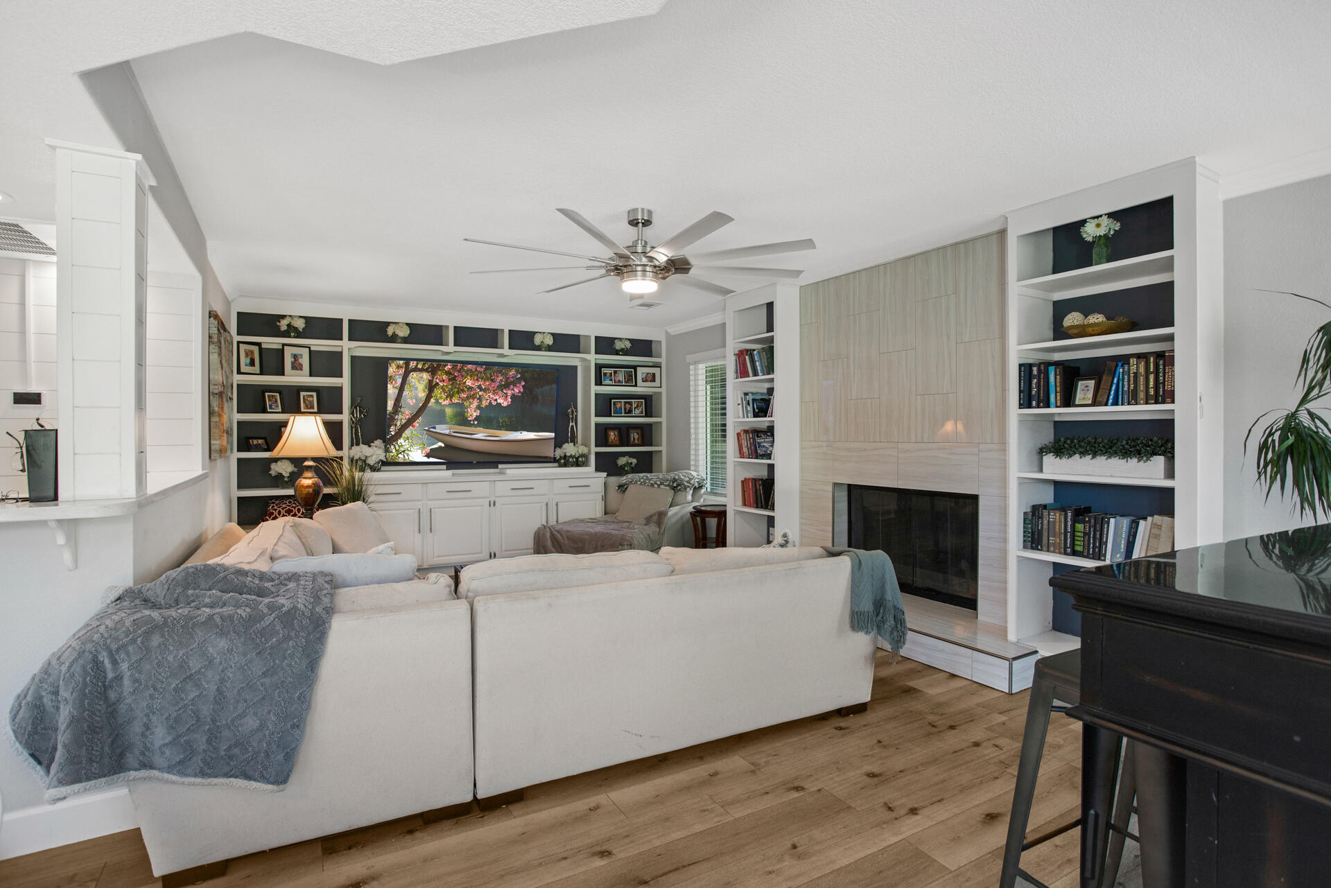 985 River Bend Road Redding, CA 96003 - Photo 20 of 66 Living Room