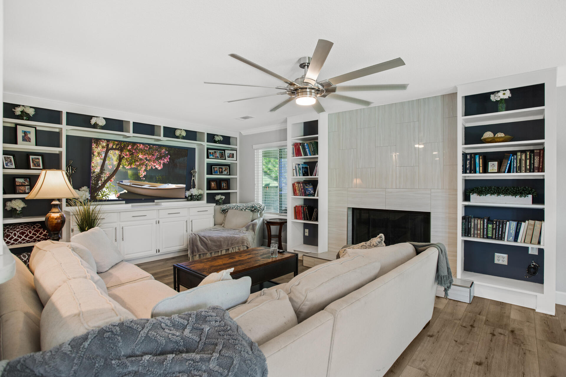 985 River Bend Road Redding, CA 96003 - Photo 21 of 66 Living Room