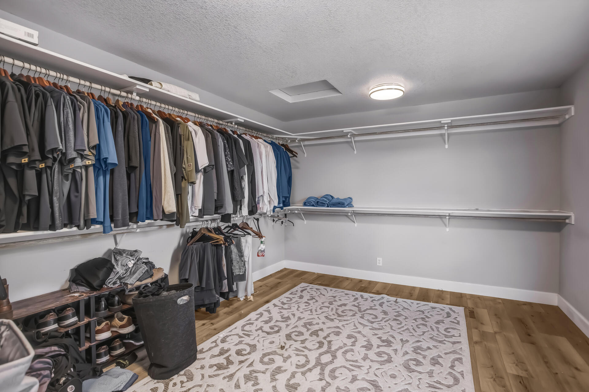 985 River Bend Road Redding, CA 96003 - Photo 25 of 66 Walk in Closet