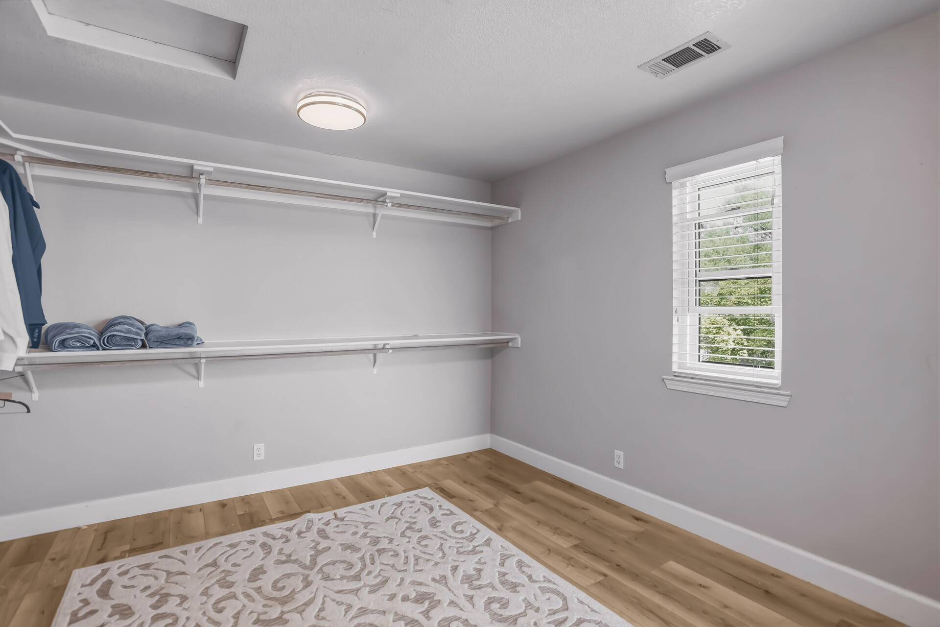 985 River Bend Road Redding, CA 96003 - Photo 26 of 66 Walk in Closet