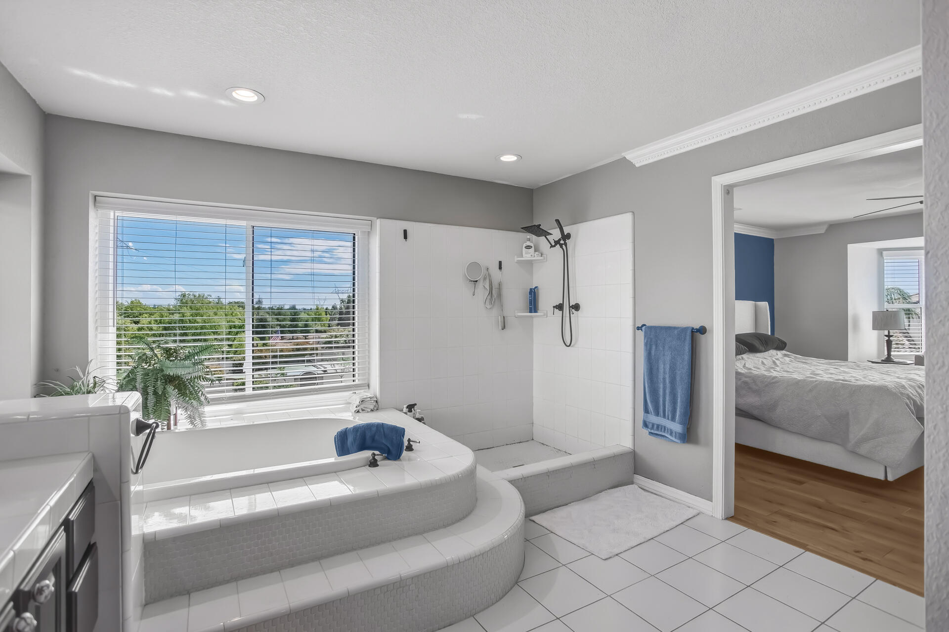 985 River Bend Road Redding, CA 96003 - Photo 27 of 66 Bathroom