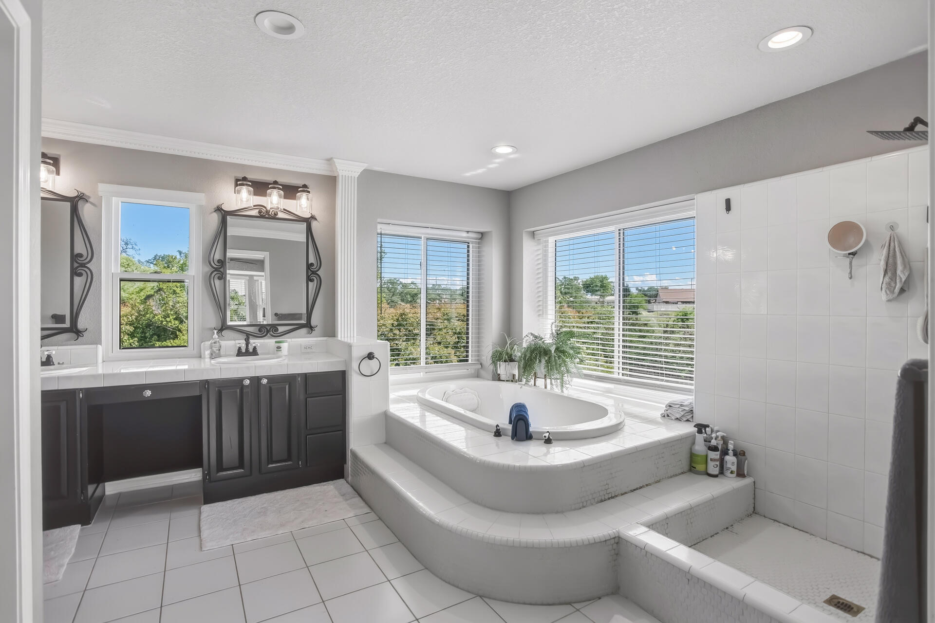 985 River Bend Road Redding, CA 96003 - Photo 28 of 66 Bathroom