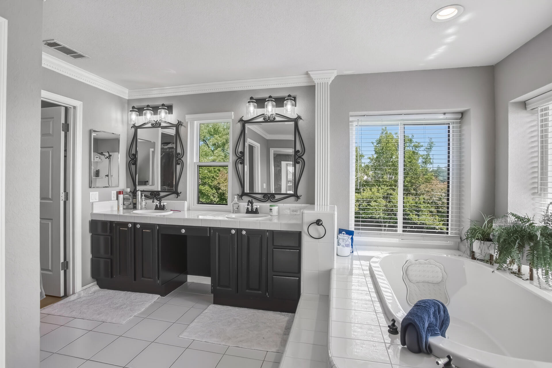 985 River Bend Road Redding, CA 96003 - Photo 29 of 66 Bathroom