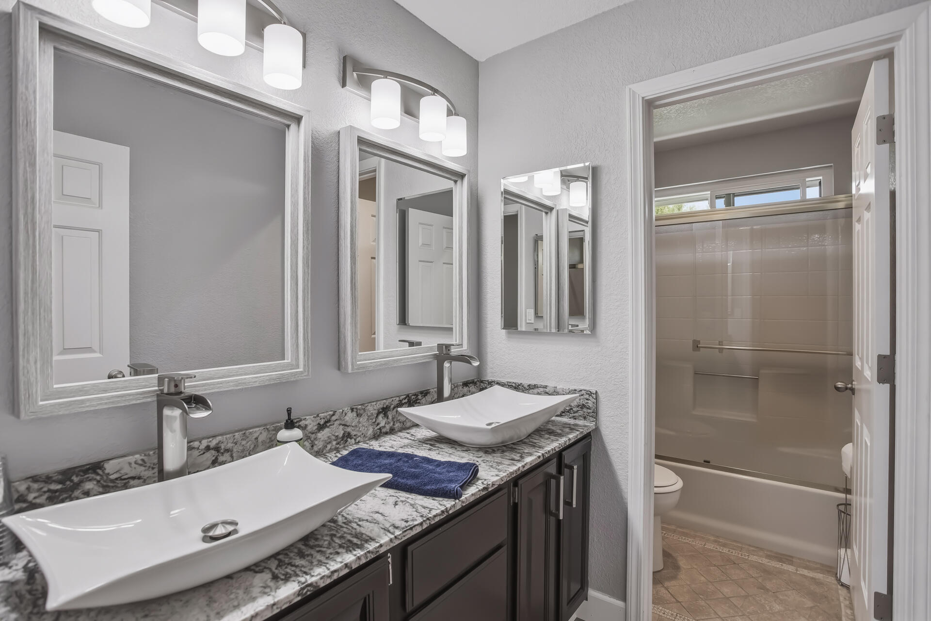 985 River Bend Road Redding, CA 96003 - Photo 33 of 66 Bathroom