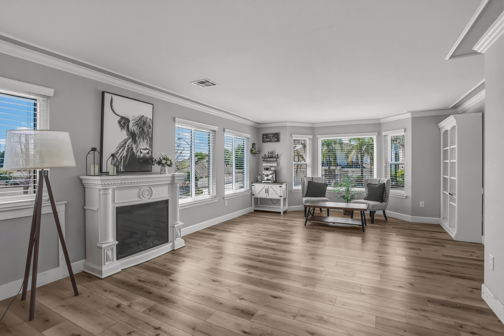 985 River Bend Road Redding, CA 96003 - Photo 7 of 66 Living Room