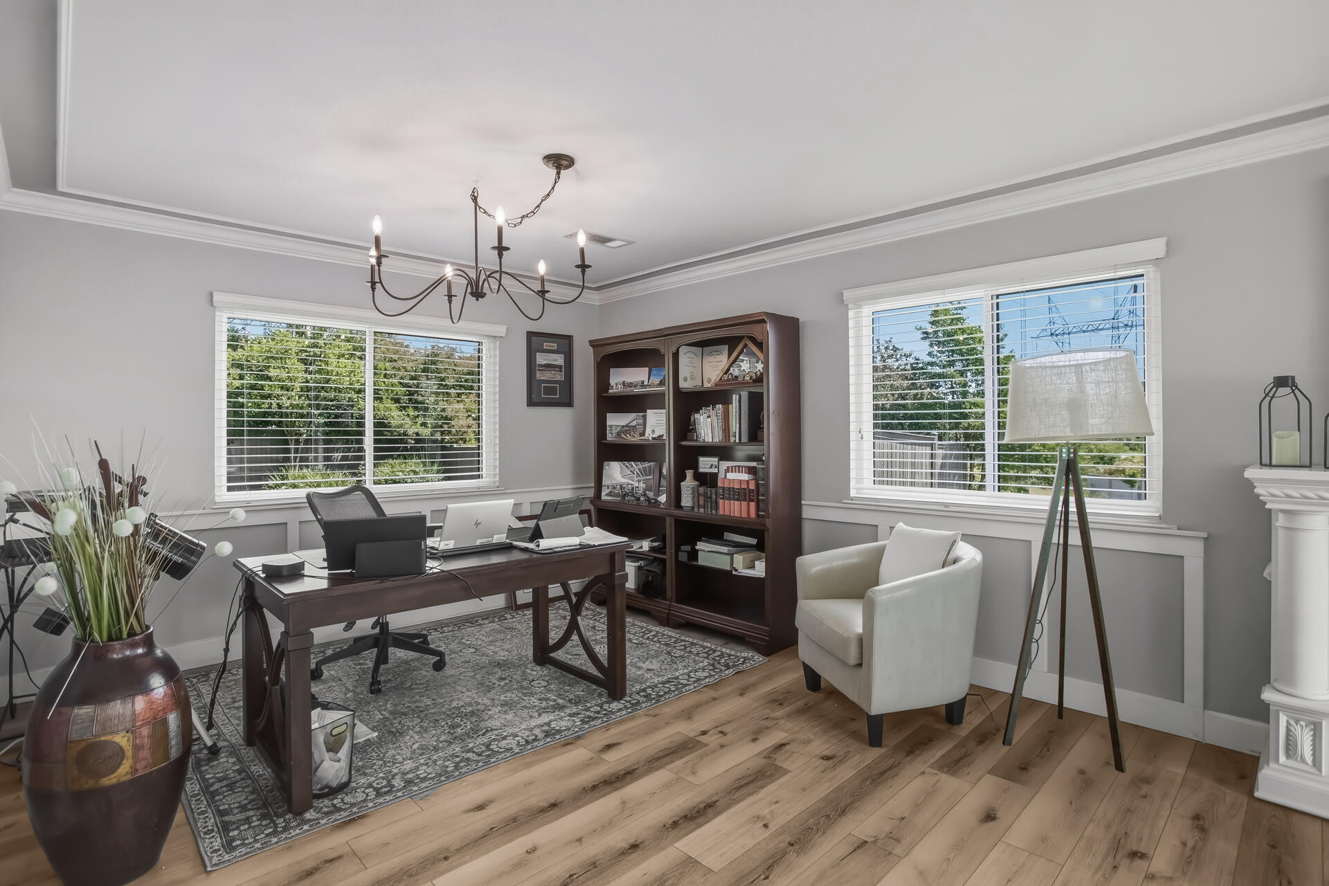 985 River Bend Road Redding, CA 96003 - Photo 9 of 66 Living Room