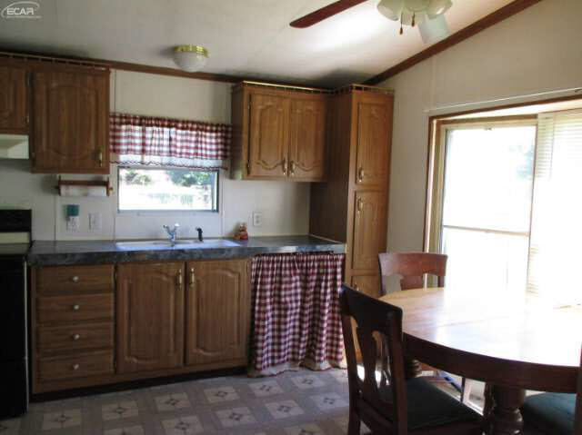 11398 Silver Lake Road Byron, MI 48418 - Photo 4 of 24 21219965-3.JPG