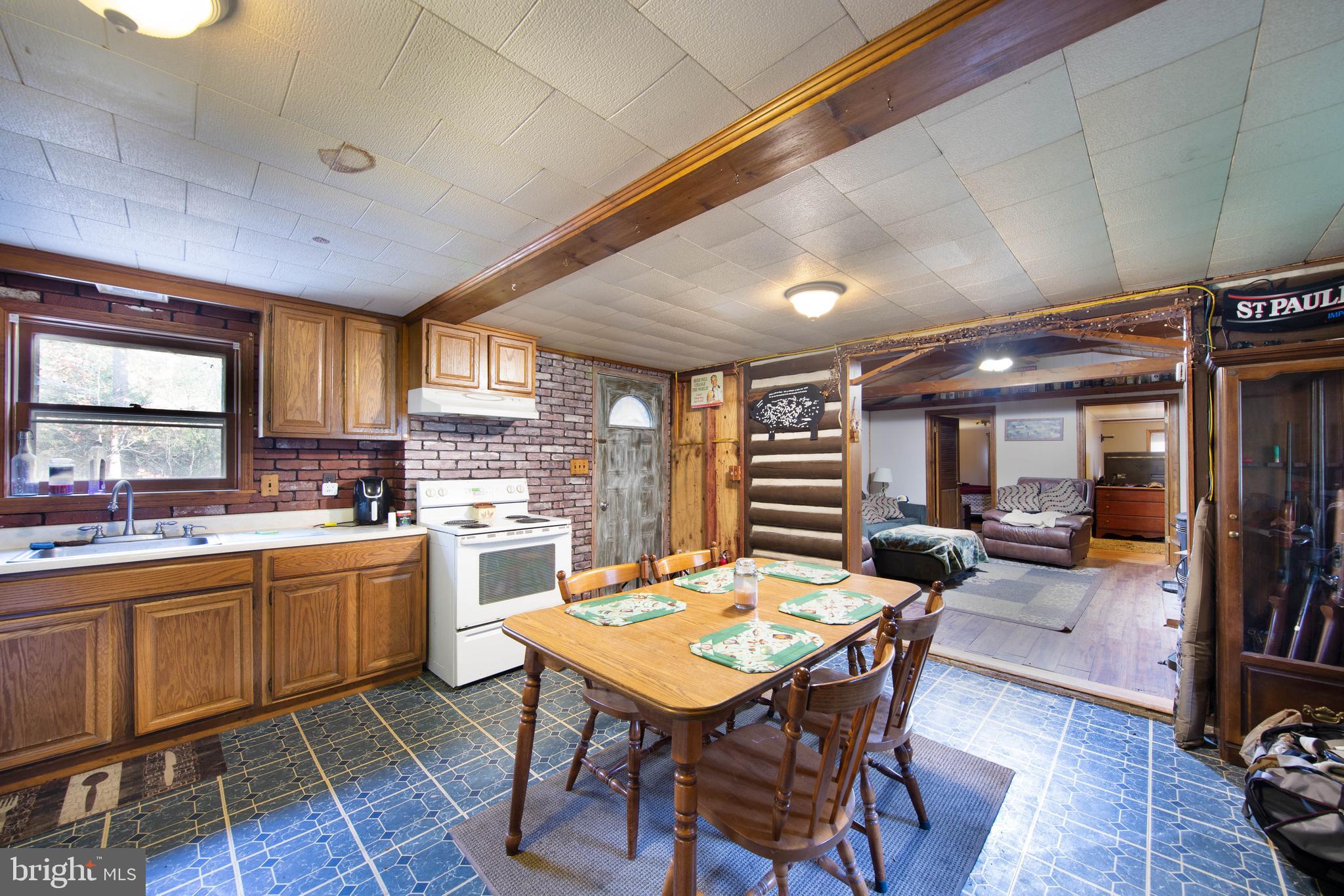 1014 Aubel Road Delta, PA 17314 - Photo 10 of 32 LARGE EAT-IN KITCHEN !!