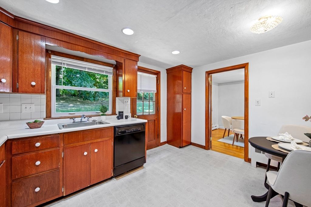 38 Robinhood Road Winchester, MA 01890 - Photo 12 of 32