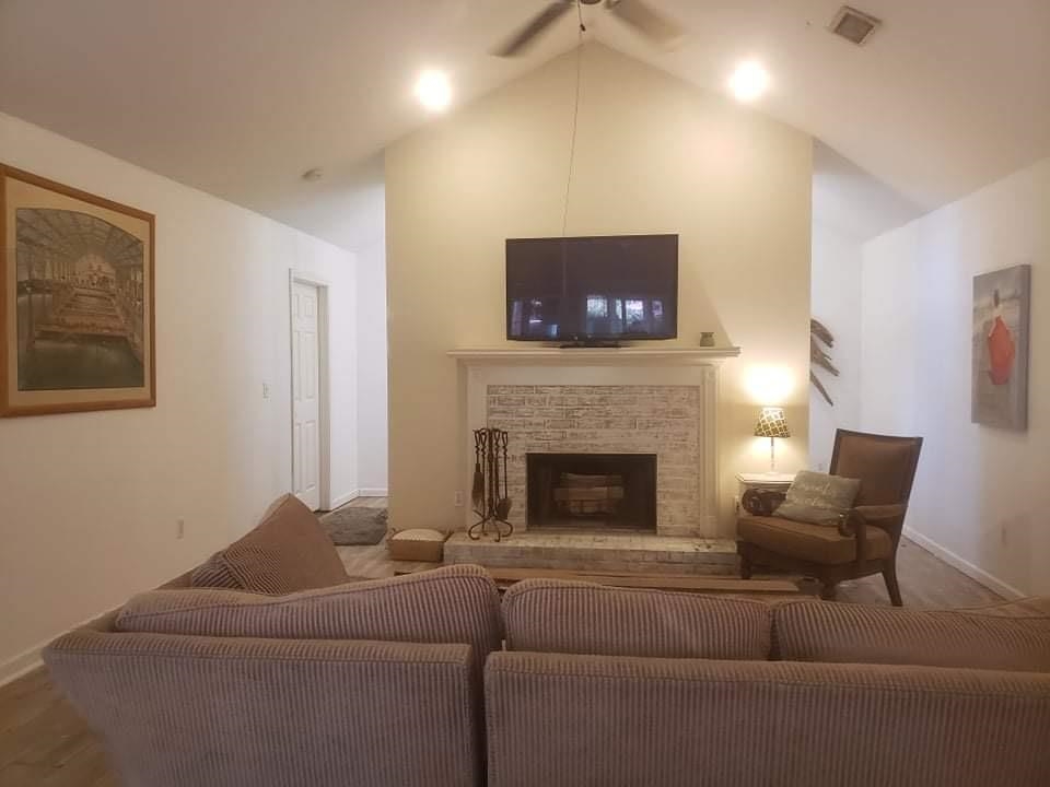 12003 Bay Street Fairhope, AL 36532 - Photo 3 of 17 Living Room