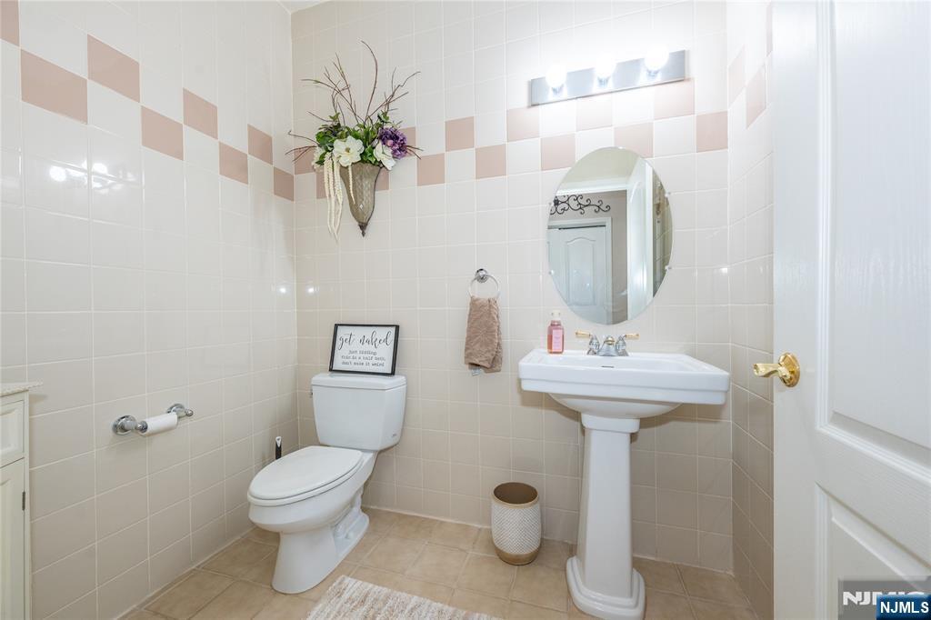 30-08 Federal Hill Road, Unit 8 Pompton Lakes, NJ 07442 - Photo 8 of 34