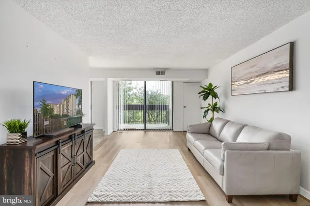 $345,000 | 5300 Holmes Run Parkway, Unit 506, Alexandria, VA 22304