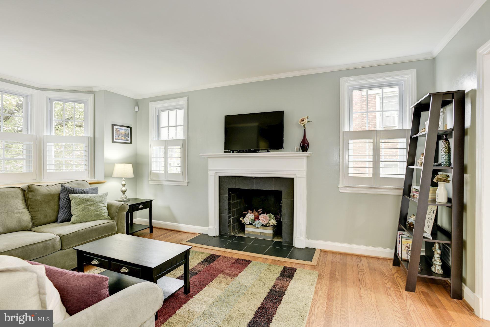 214 Blenheim Road Baltimore, MD 21212 - Photo 6 of 29 Living Room