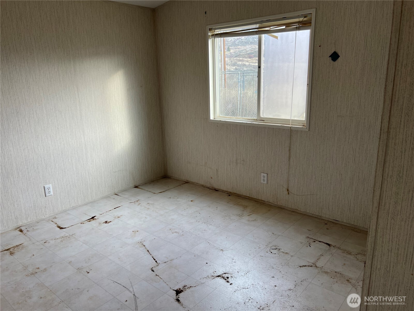 105 Swanson Mill Road Oroville, WA 98844 - Photo 14 of 37 an empty room with a window