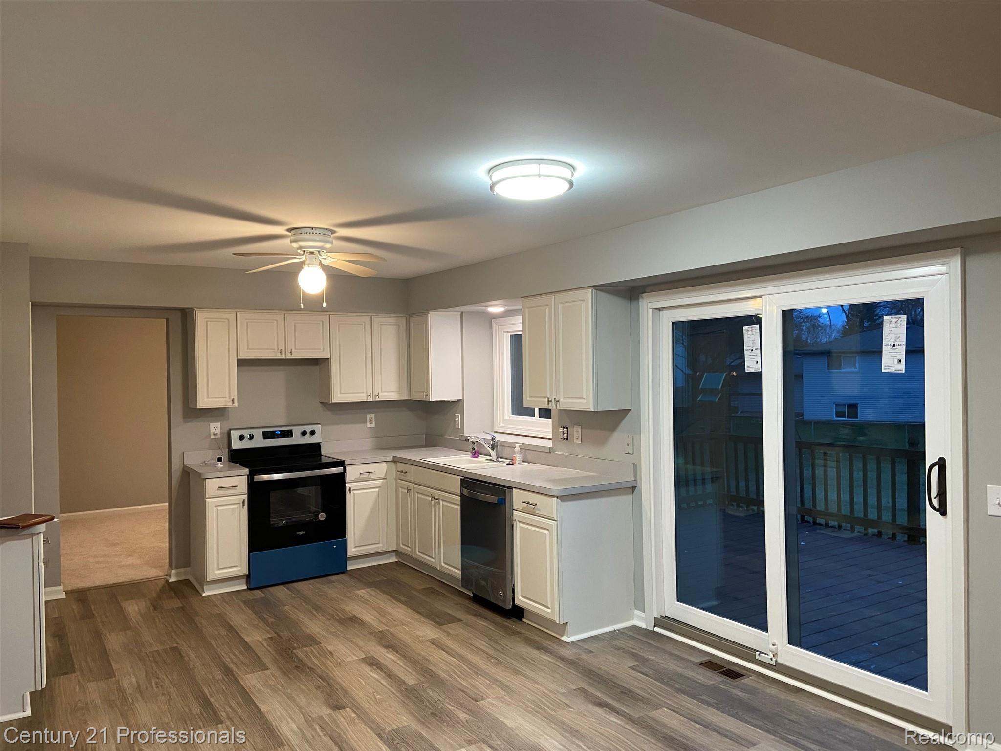 6696 Fox Hills Road Canton, MI 48187 - Photo 8 of 24 211217FoxHillsKitchen2.jpg