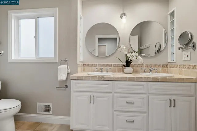 $2,095,000 | 1011 Del Rio Way, Moraga, CA 94556