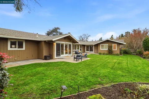a view of back yard of the house