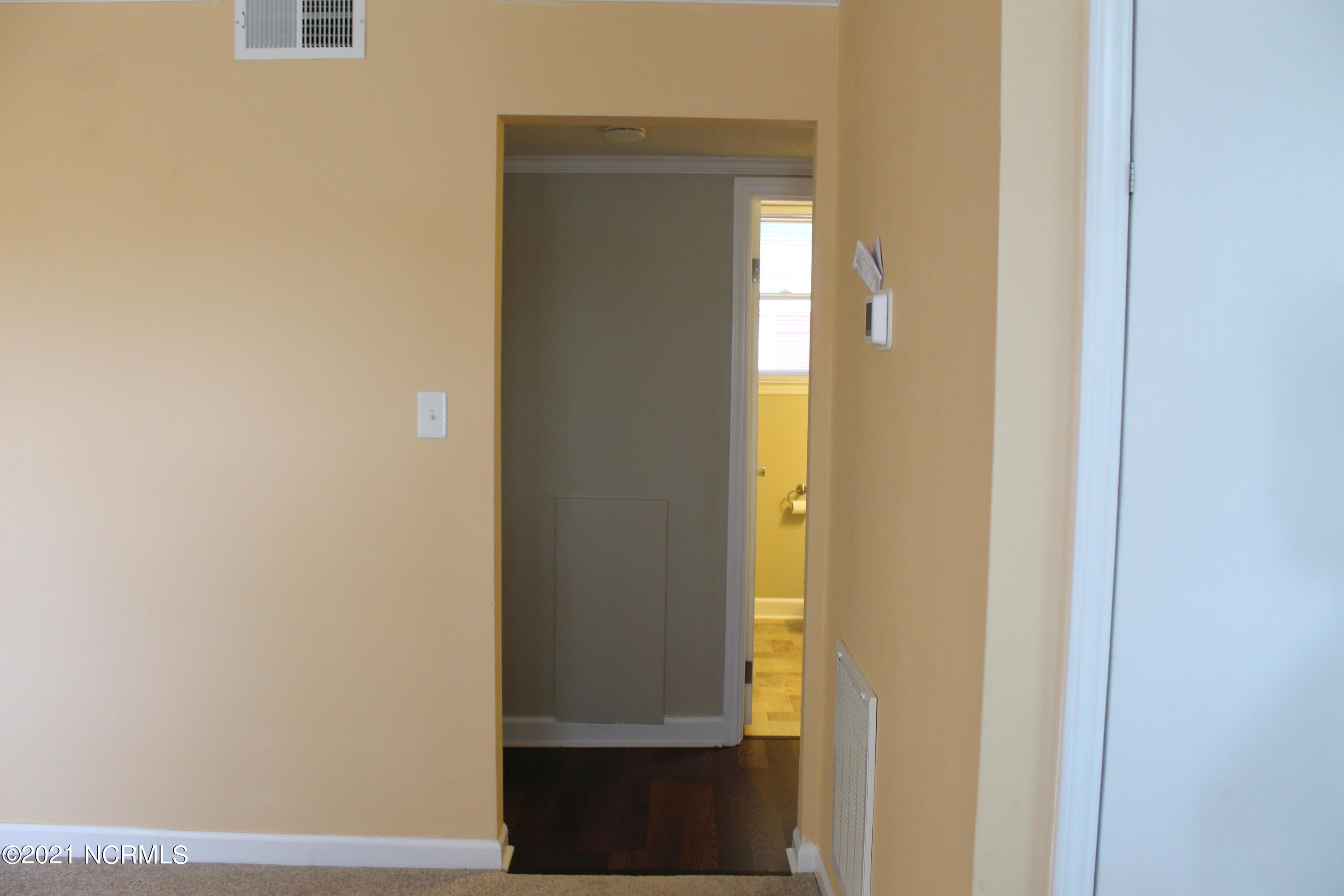 311 Green Springs Road New Bern, NC 28560 - Photo 3 of 14 Going into hall