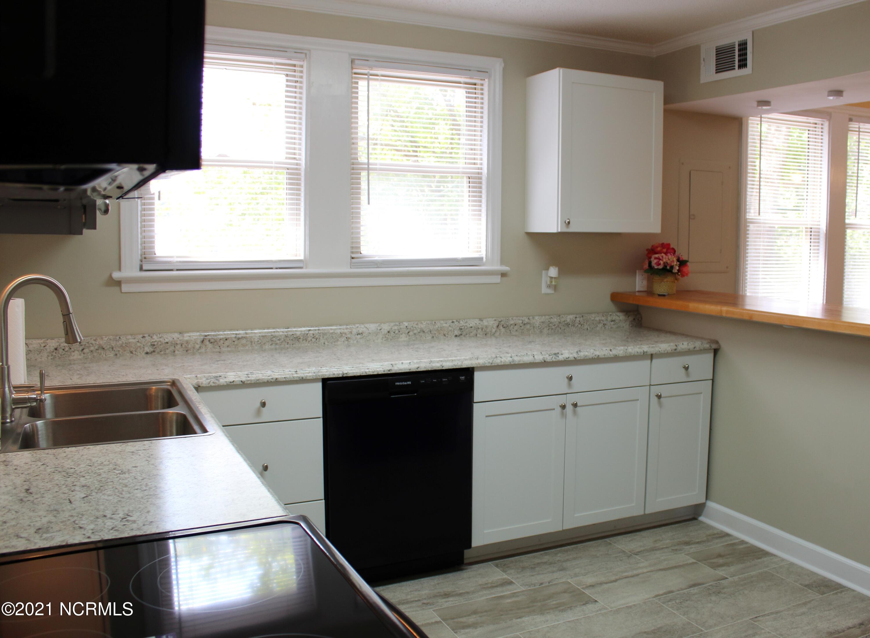 311 Green Springs Road New Bern, NC 28560 - Photo 7 of 14 Kitchen- White Shaker Cabinets with black Frigidaire Appliances