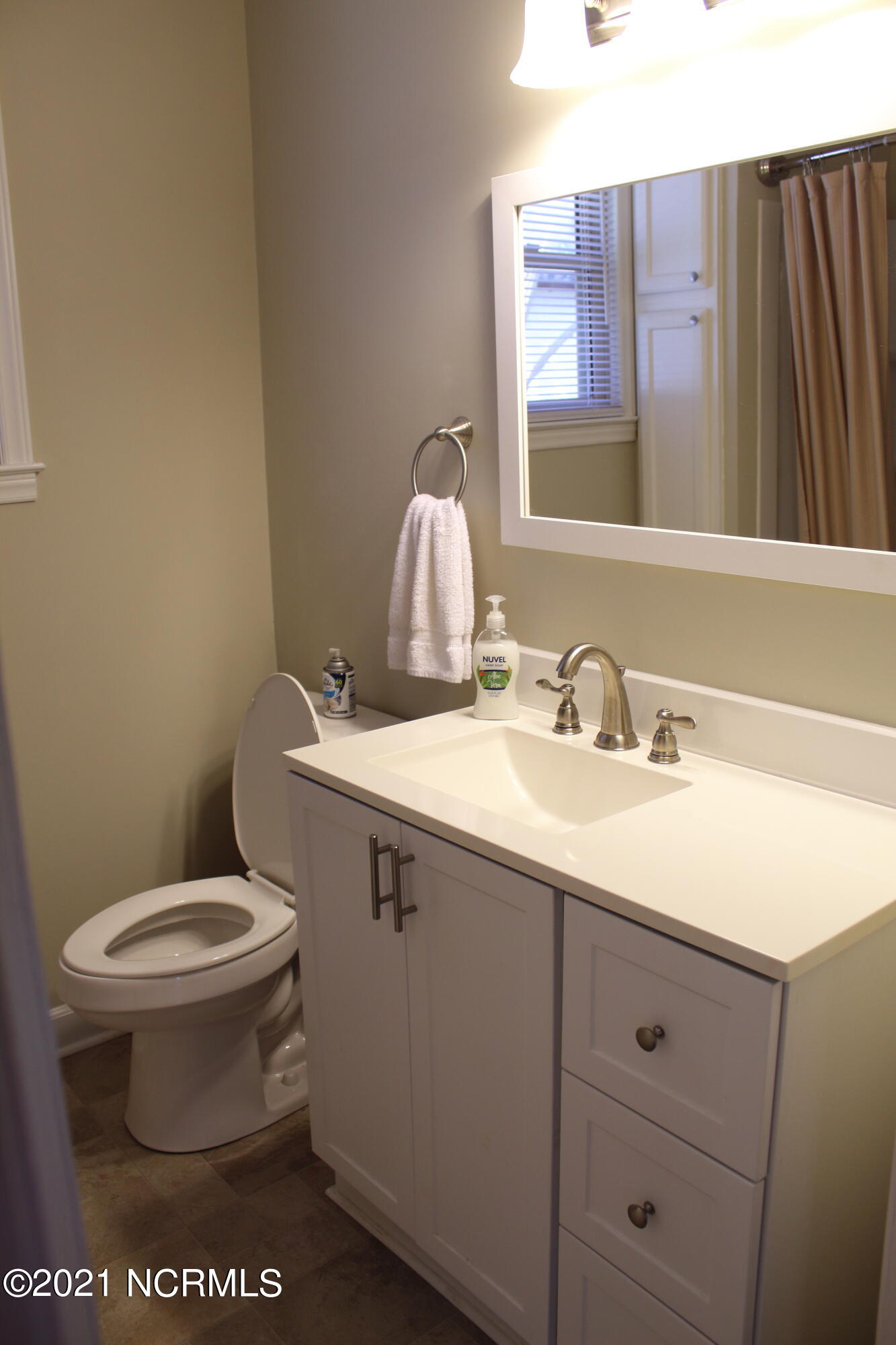 311 Green Springs Road New Bern, NC 28560 - Photo 9 of 14 Bathroom with shower/tub combo, lots of storage!