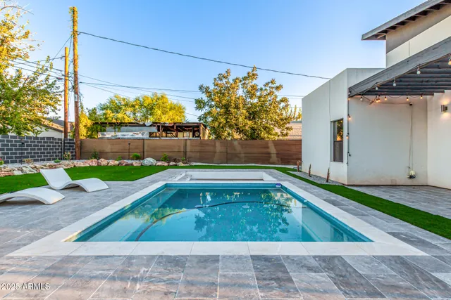 a view of a backyard