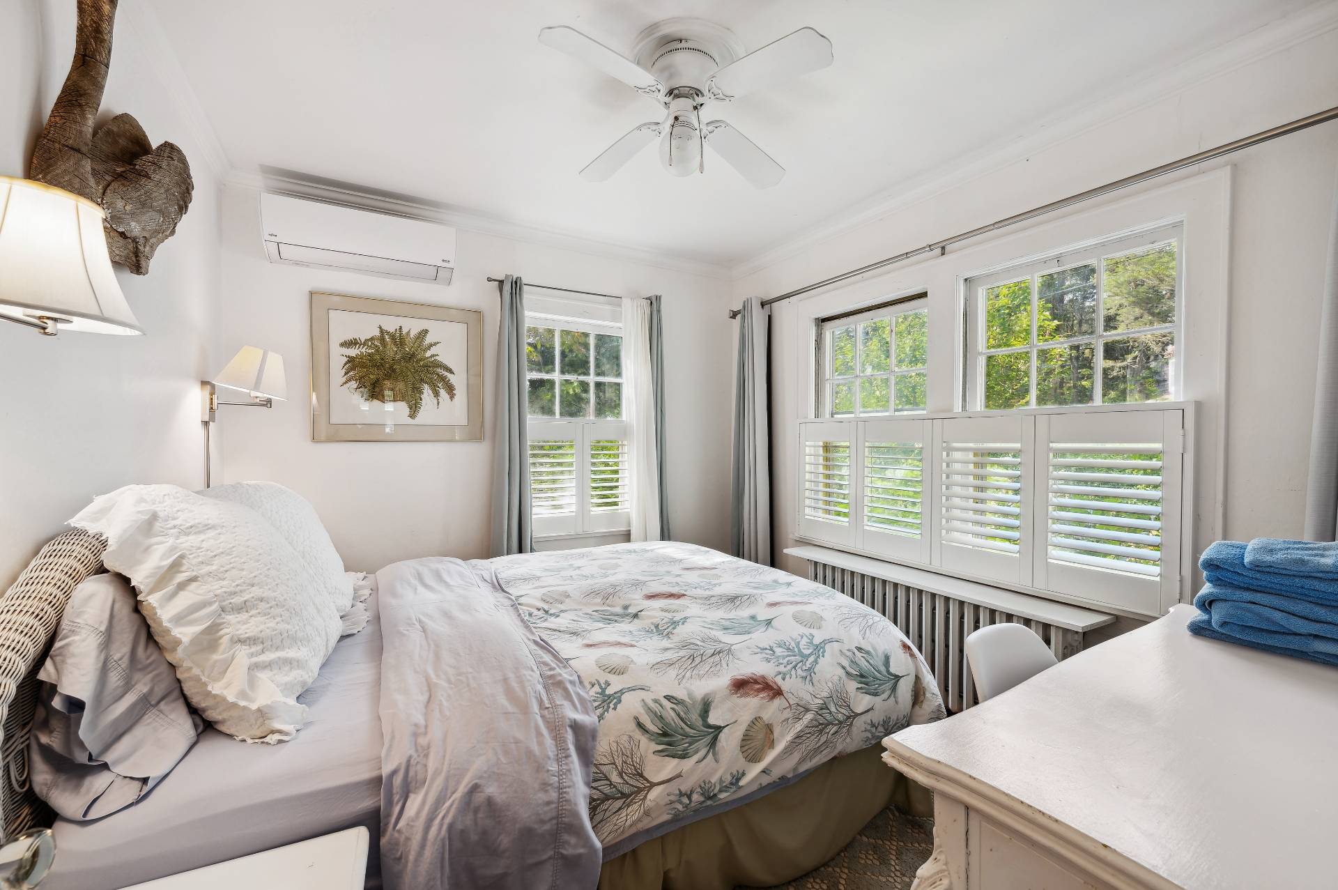 64 Towd Point Road Southampton, NY 11968 - Photo 13 of 21 a bedroom with a bed and a table