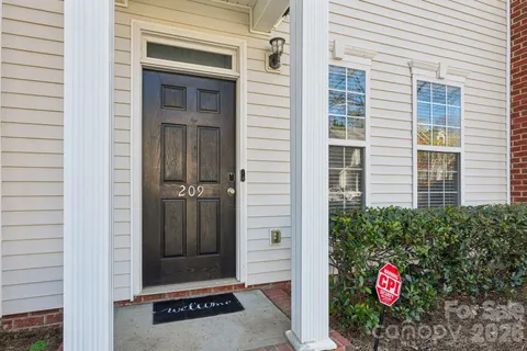 a view of entryway door of the house