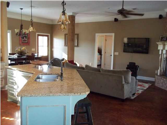 166 H Dear Road Harrisville, MS 39082 - Photo 3 of 21 Livingroom
