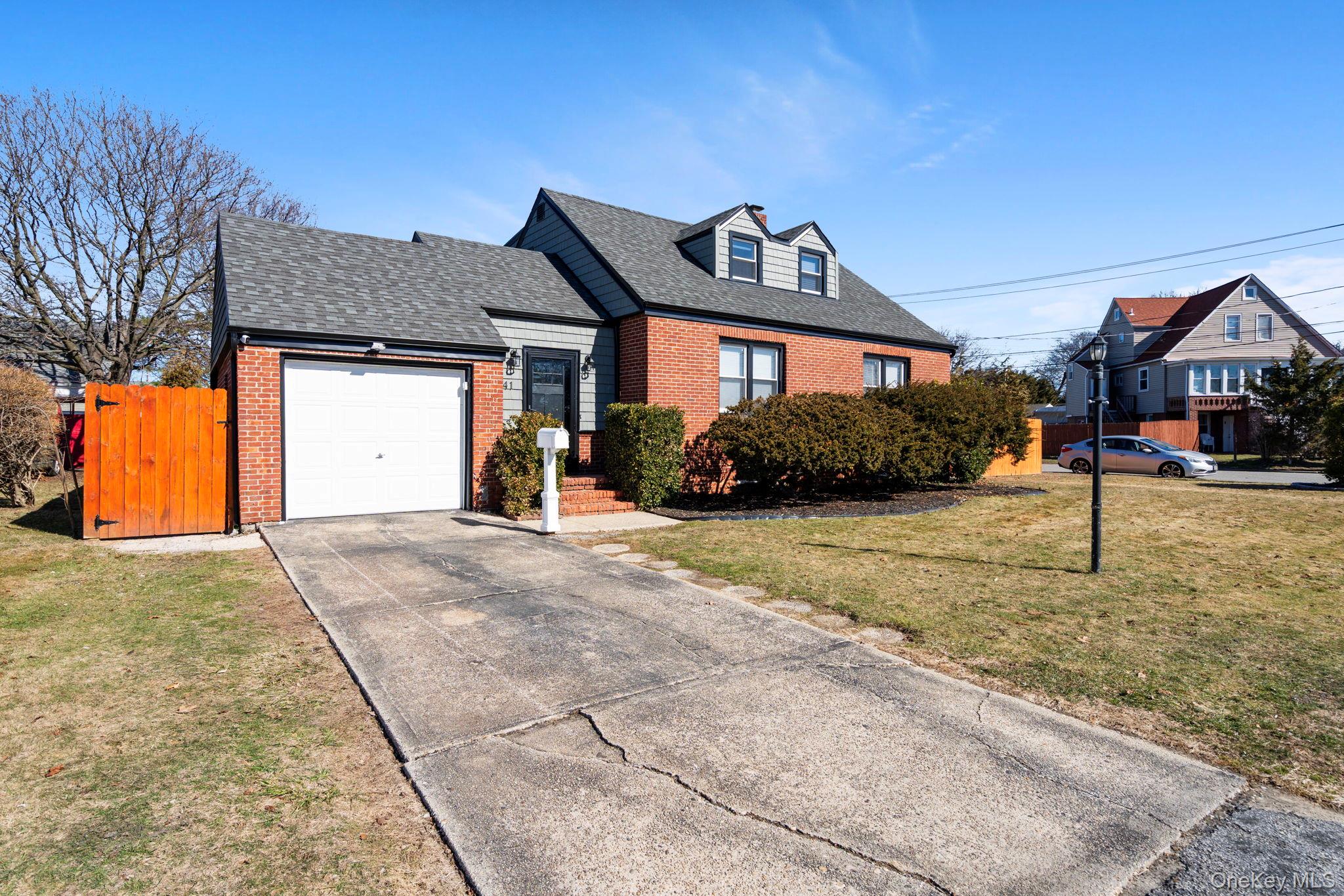 41 Liberty Avenue North Babylon, NY 11703 - Photo 2 of 42