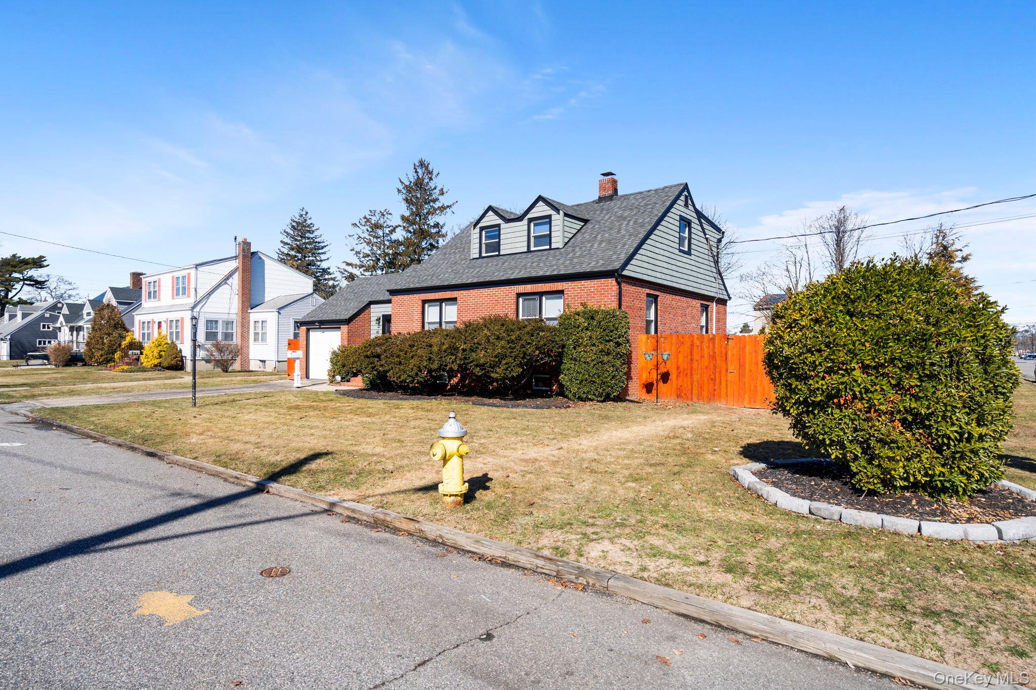 41 Liberty Avenue North Babylon, NY 11703 - Photo 3 of 42