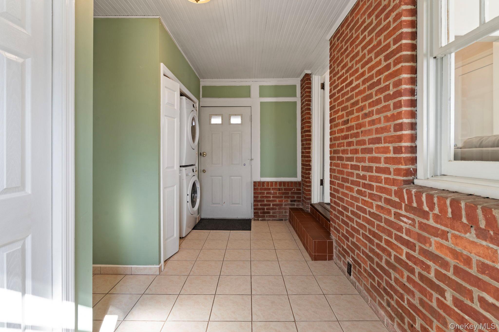 41 Liberty Avenue North Babylon, NY 11703 - Photo 4 of 42