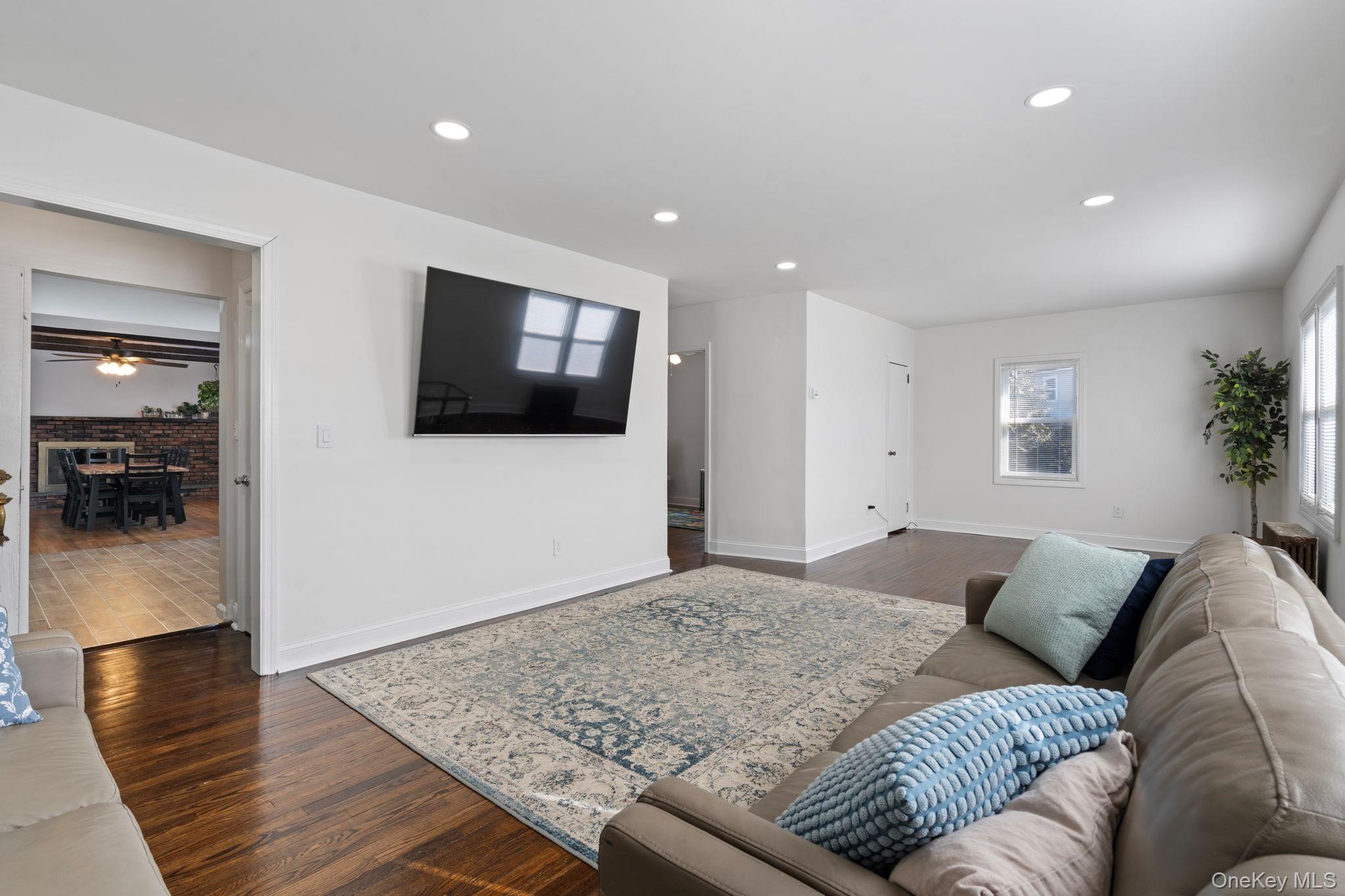 41 Liberty Avenue North Babylon, NY 11703 - Photo 7 of 42