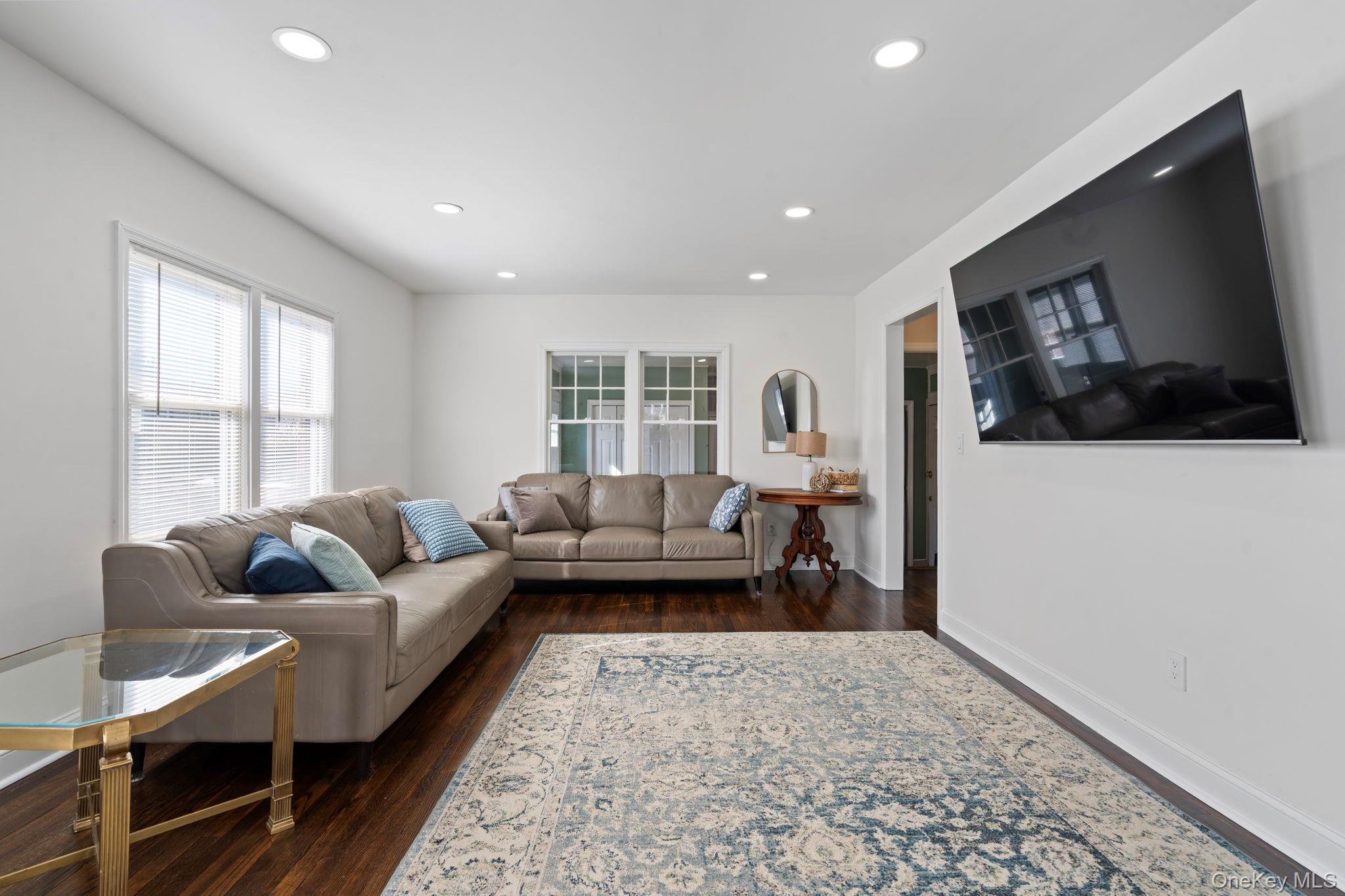 41 Liberty Avenue North Babylon, NY 11703 - Photo 8 of 42