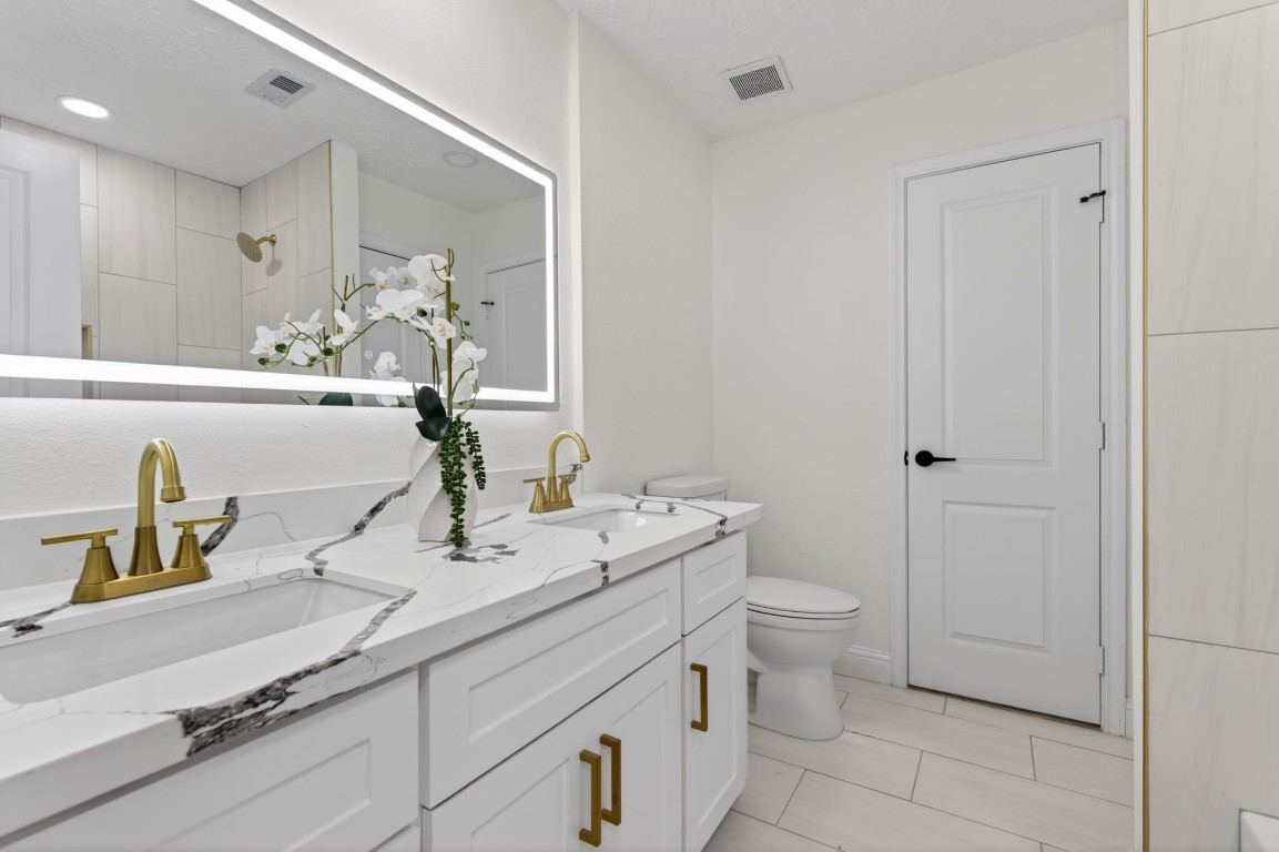 6207 Rollingbrook Drive Houston, TX 77096 - Photo 32 of 47