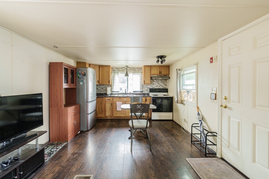 93 Grochmal Avenue Springfield, MA 01151 - Photo 6 of 19 Gallery Image 6