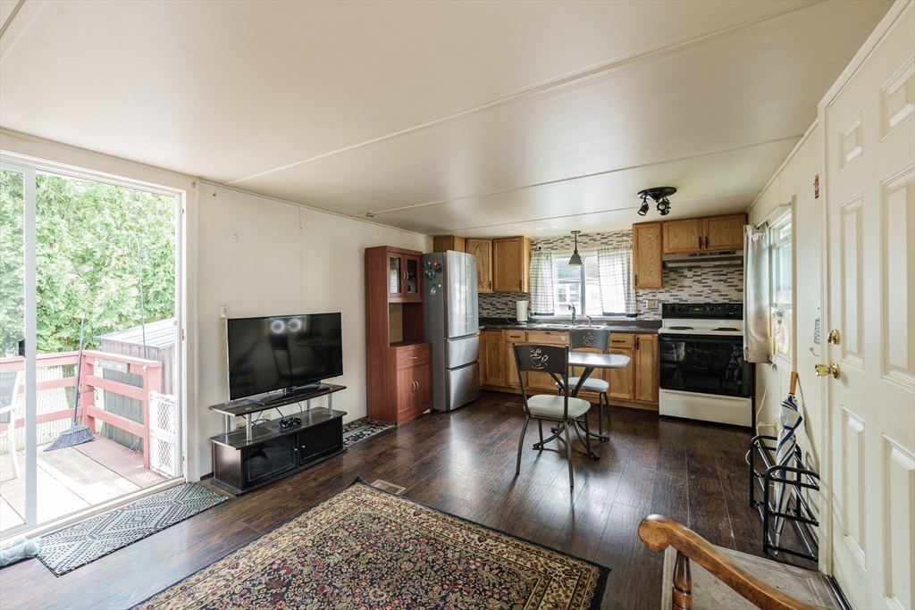 93 Grochmal Avenue Springfield, MA 01151 - Photo 7 of 19 Gallery Image 7